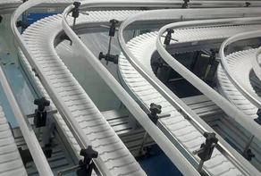 核心硬件材質(zhì)對柔性鏈輸送線(xiàn)的價(jià)格有什么影響？